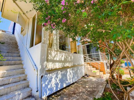 Eski Foça'da Müstakil Girişli, Bahçeli 2+2 Deniz Manzaralı Satılık Bitişik 2 Daire - Görsel 12