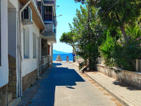 Eski Foça'da Müstakil Girişli, Bahçeli 2+2 Deniz Manzaralı Satılık Bitişik 2 Daire - Görsel 48