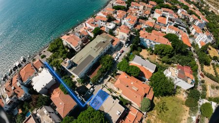 Eski Foça'da Müstakil Girişli, Bahçeli 2+2 Deniz Manzaralı Satılık Bitişik 2 Daire