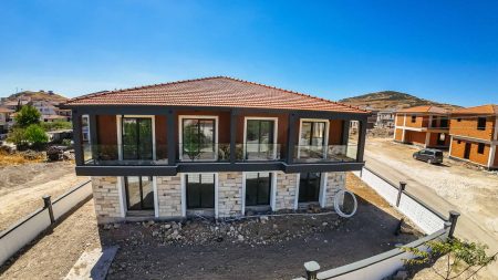 Foça Yenibağarasında Satılık Geniş 2+1 Daire