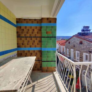 Eski Foça Çarşıda 4+1 Geniş Eşyalı Kiralık Daire – Merkezde - Kapalı Mutfak