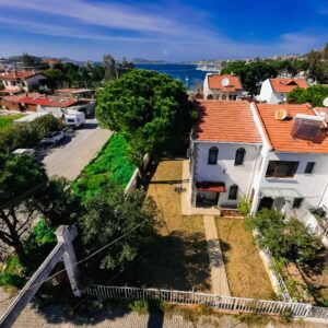 Eski Foça’da Denize Yakın Sezonluk Kiralık 4+1 Bahçeli Yazlık Villa - 1