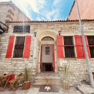 Eski Foça Merkez’de Yüksek Getirili – Ruhsatlı Airbnb & Butik Otele Uygun 6+2 Taş Rum Evi