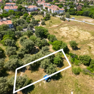 Eski Foça Merkezde Yatırımlık Arsa: 465 m², 15/30 Villa İmarı