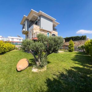 Foçaköy'de Tam Müstakil - Kat Mülkiyetli - 5+1 Lüks Villa