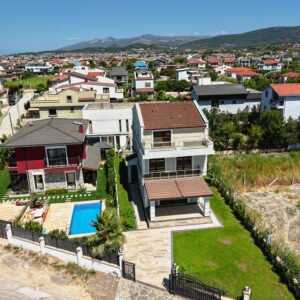 URLA KUM DENİZİ'NDE 395 m² ARSA İÇİNDE TAM MÜSTAKİL 5+2 VİLLA